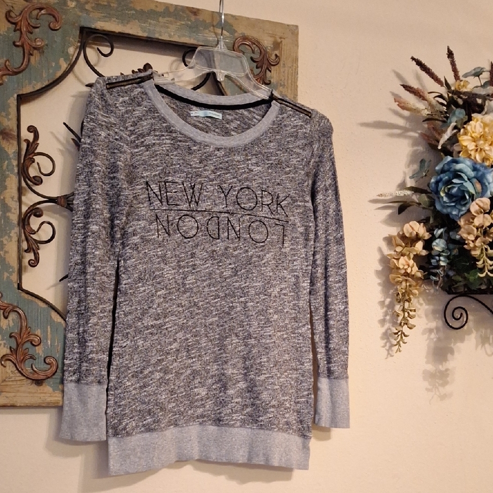 Maurices Gray Long Sleeve Top New York London Print. Size M